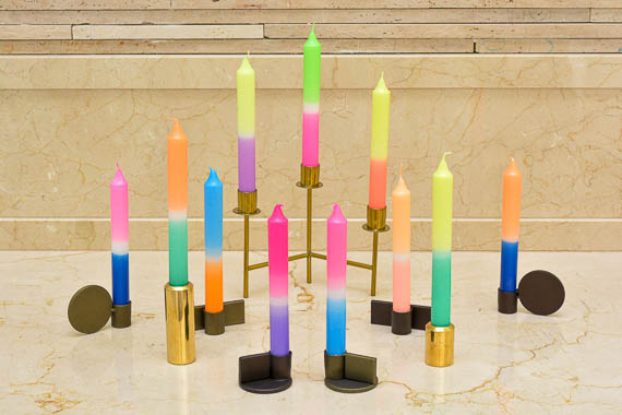 Velas e castiçais da Lykke Decor dispostos como itens de decoração