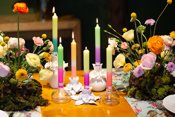 Vela colorida Hygge Neon com arranjo de flores