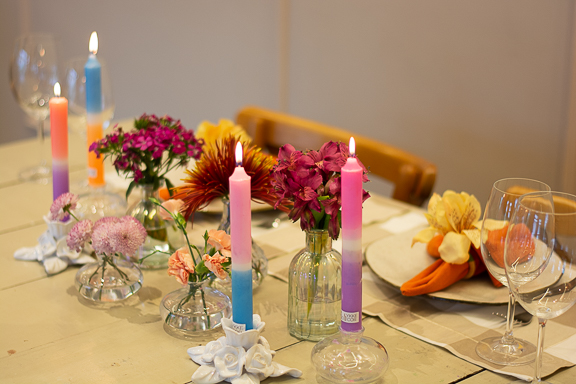 Vela colorida Hygge Style na mesa posta