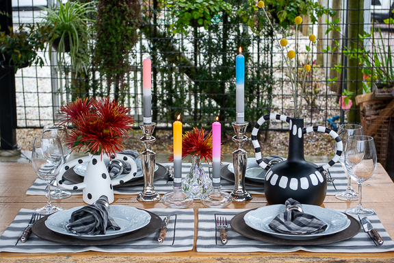 Velas coloridas Hygge Silver na mesa ao ar livre