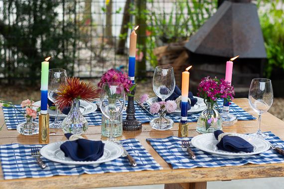 Mesa posta com as velas coloridas Hygge Mediterrâneo