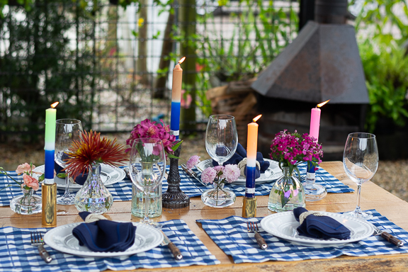 Mesa posta com as velas coloridas Hygge Mediterrâneo