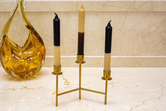 Velas coloridas Hygge Lykke no castiçal trio