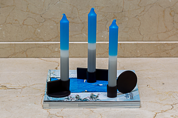 Velas coloridas Hygge Silver no porta-velas