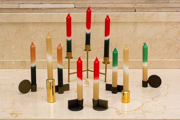 Velas coloridas Hygge Natal em porta-velas e no candelabro trio