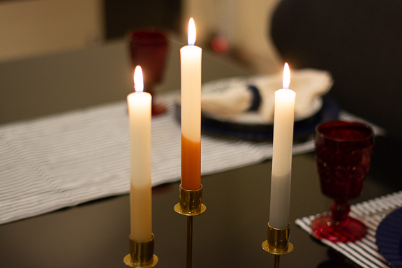 Velas coloridas Hygge Unique no candelabro trio na mesa posta