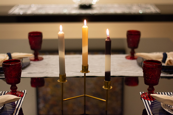 Velas bicolor Hygge Classic no candelabro trio na mesa posta