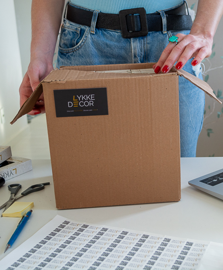 Caixa de envio com os produtos da Lykke Decor